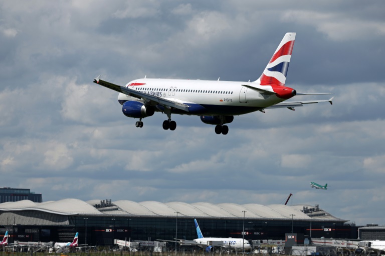 https://d.ibtimes.com/en/full/4579001/greenpeace-warned-expanding-heathrow-would-increase-noise-air-pollution-climate-emissions.jpg