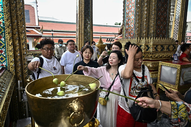 https://d.ibtimes.com/en/full/4579043/chinese-tourists-dipping-lotus-bulbs-water-bowl-grand-palace-bangkok.jpg