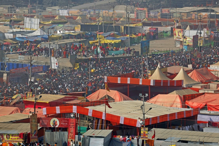 https://d.ibtimes.com/en/full/4579056/despite-stampede-mass-people-ignored-police-orders-jumped-fences-go-riverbed.jpg