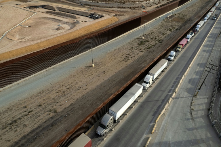 https://d.ibtimes.com/en/full/4579449/trucks-queue-enter-united-states-mexico.jpg