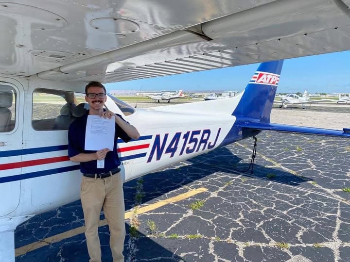 https://d.ibtimes.com/en/full/4579498/american-airlines-pilot.jpg