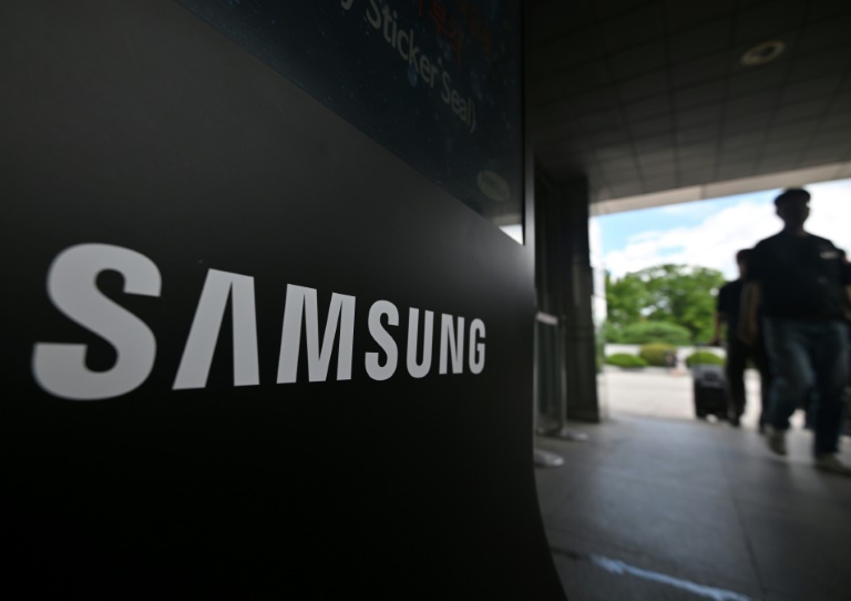 https://d.ibtimes.com/en/full/4579604/members-national-samsung-electronics-union-walk-past-samsung-logo-outside-companys-giheung.jpg