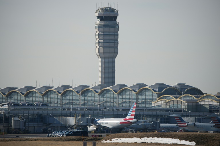 https://d.ibtimes.com/en/full/4579851/control-tower-pictured-reagan-national-airport-after-american-airlines-plane-crashed-its.jpg