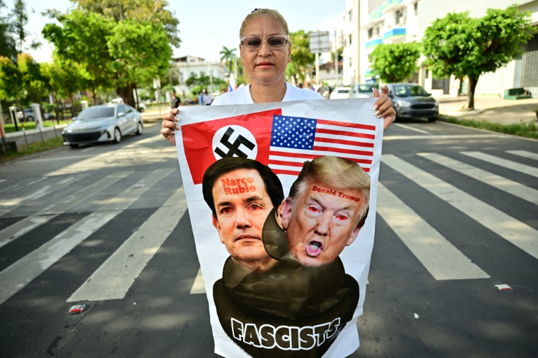 https://d.ibtimes.com/en/full/4580097/scattered-protests-broke-out-panama-against-donald-trumps-rhetoric-seeking-reclaim-panama-canal.jpg