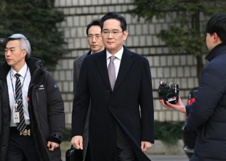 https://d.ibtimes.com/en/full/4580288/samsung-electronics-chairman-lee-jae-yong-arriving-seoul-court-hear-his-appeal-verdict.jpg