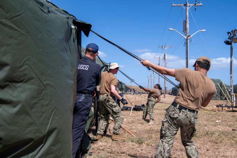 https://d.ibtimes.com/en/full/4580776/american-personnel-erect-tents-migrant-detention-operations-us-military-base-guantanamo-bay.jpg