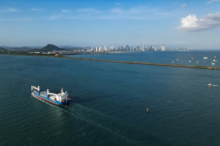 https://d.ibtimes.com/en/full/4580808/around-40-percent-us-container-traffic-passes-through-panama-canal.jpg