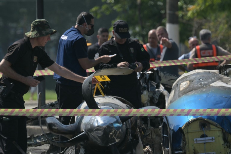 https://d.ibtimes.com/en/full/4581193/police-investigadors-work-site-plane-accident-sao-paulo-brazil.jpg