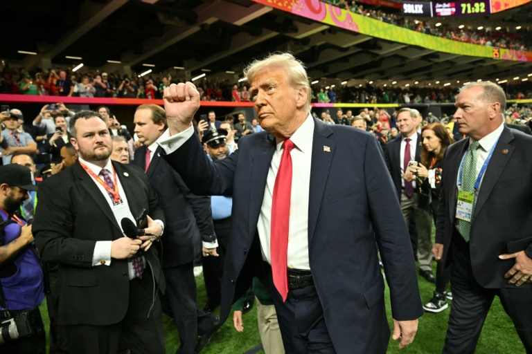 https://d.ibtimes.com/en/full/4581645/us-president-donald-trump-salutes-crowd-field-new-orleans-superdome-sundays-super-bowl.jpg