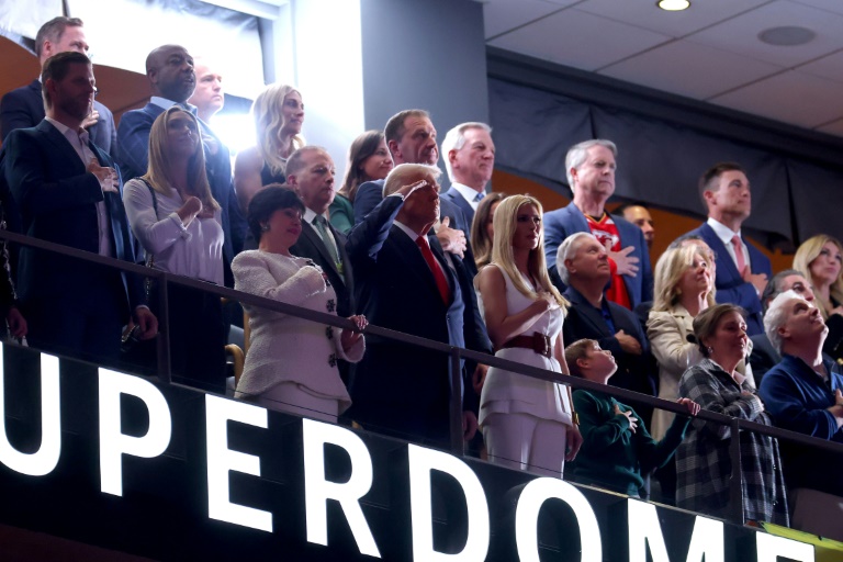 https://d.ibtimes.com/en/full/4581674/donald-trump-salutes-during-us-national-anthem-before-super-bowl.jpg