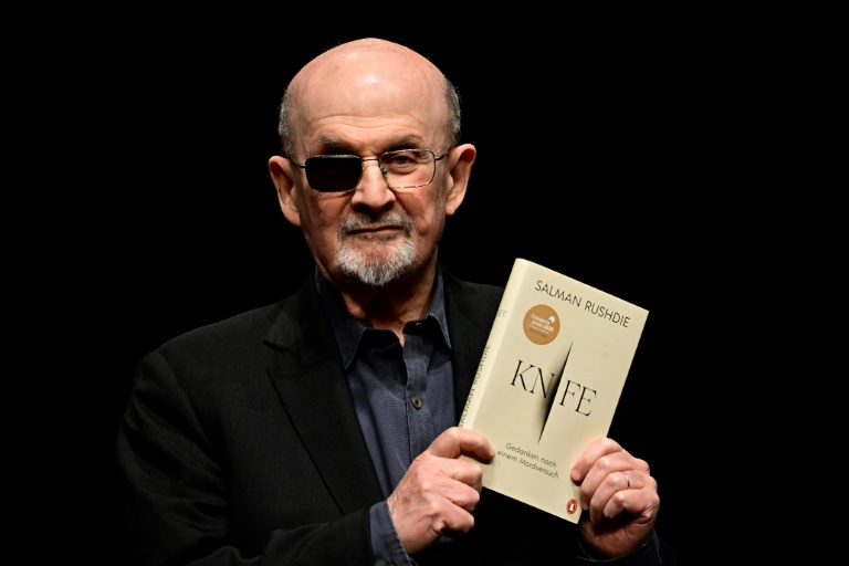 https://d.ibtimes.com/en/full/4581708/rushdie-lived-seclusion-london-first-decade-after-fatwa-was-issued-past-20-years-until.jpg