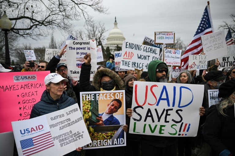 https://d.ibtimes.com/en/full/4581720/people-protest-washington-against-president-donald-trumps-administrations-efforts-shutter-us.jpg