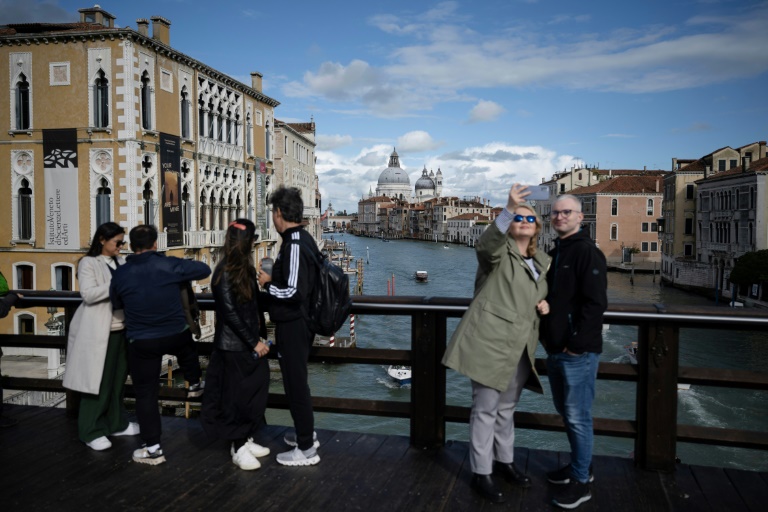 https://d.ibtimes.com/en/full/4581765/day-trippers-venice-will-have-buy-ticket-advance-see-attractions-such-grand-canal-54-days.jpg