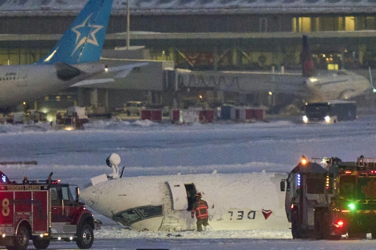 https://d.ibtimes.com/en/full/4583324/delta-plane-its-roof-after-crashing-landing-toronto-pearson-airport.jpg