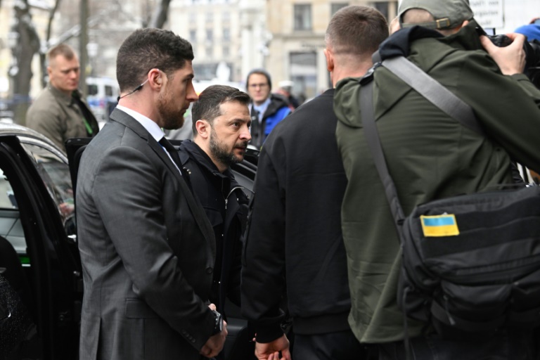 https://d.ibtimes.com/en/full/4583805/surrounded-ukrainian-president-volodymyr-zelensky.jpg