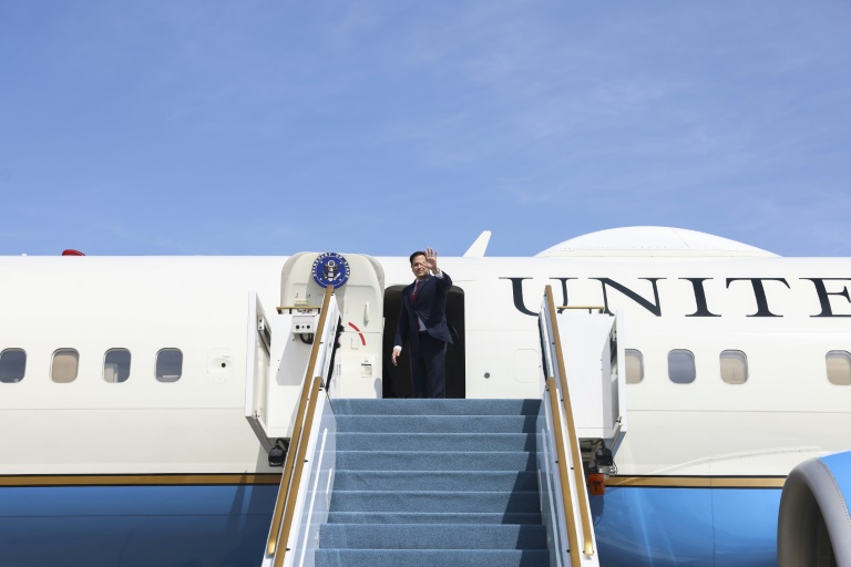 https://d.ibtimes.com/en/full/4584033/us-secretary-state-marco-rubio-boards-aircraft-abu-dhabi-february-19.jpg