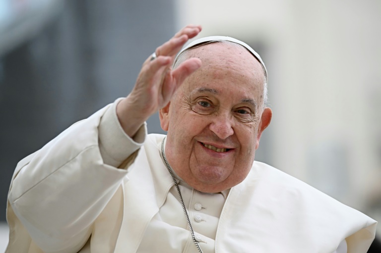 https://d.ibtimes.com/en/full/4584070/pope-francis-88-developed-pneumonia-both-lungs.jpg