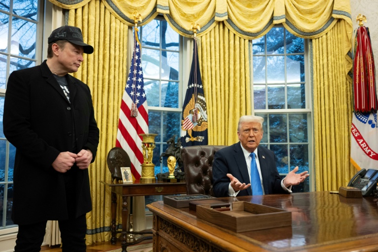 https://d.ibtimes.com/en/full/4584180/tesla-spacex-founder-elon-musk-listens-us-president-donald-trump-speaks-reporters-oval-office.jpg