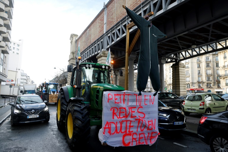 https://d.ibtimes.com/en/full/4584275/french-farmers-are-feeling-unloved.jpg