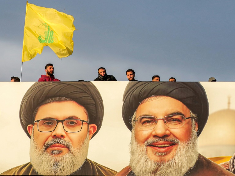 https://d.ibtimes.com/en/full/4584376/giant-portait-slain-hezbollah-leader-hassan-nasrallah-r-his-heir-apparent-hashem-safieddine.jpg