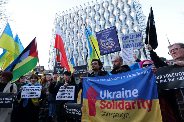 https://d.ibtimes.com/en/full/4585233/demonstrators-hold-placards-wave-flags-they-take-part-stop-putin-stop-trump-pro-ukraine.jpg