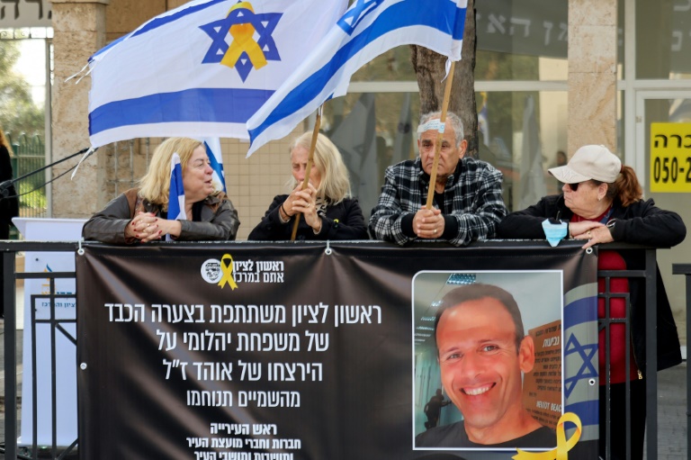 https://d.ibtimes.com/en/full/4585260/mourners-wait-outside-morgue-rishon-lezion-central-israel-funeral-procession-ohad-yahalomi.jpg