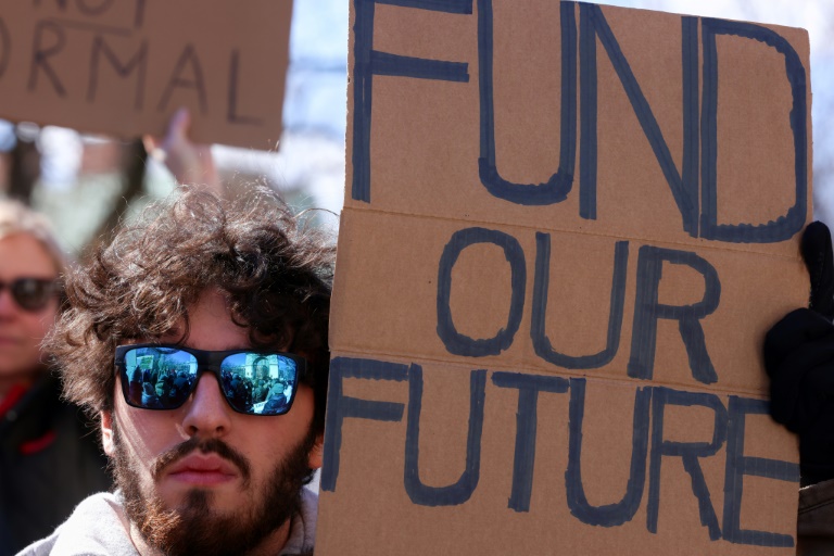 https://d.ibtimes.com/en/full/4585927/scientists-protest-washington-square-park-new-york-city-march-7-2025.jpg