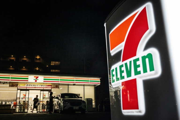 https://d.ibtimes.com/en/full/4585985/japanese-owner-7-eleven-said-it-had-agreed-jointly-explore-store-sell-offs-alimentation.jpg