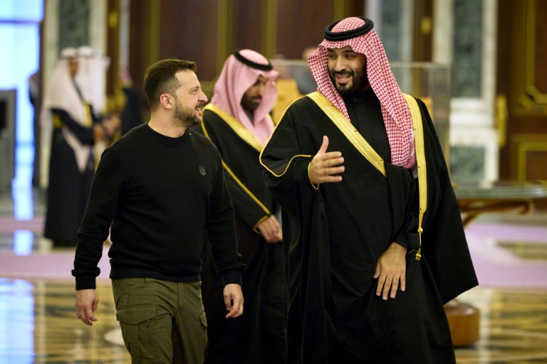 https://d.ibtimes.com/en/full/4586058/ukrainian-president-volodymyr-zelensky-will-meet-saudis-crown-prince-mohammed-bin-salman-then-his.jpg