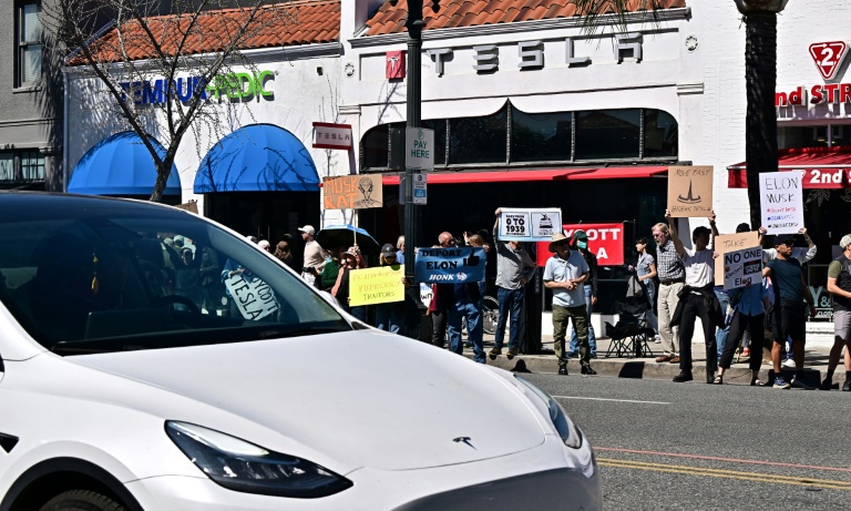 https://d.ibtimes.com/en/full/4586224/people-participate-protest-against-elon-musk-outside-tesla-dealership-pasadena-california.jpg