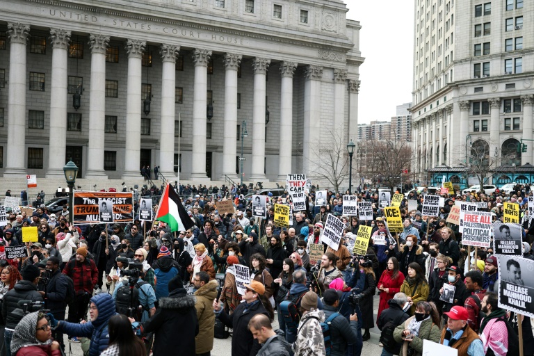 https://d.ibtimes.com/en/full/4586545/protesters-rally-outside-new-york-courthouse-where-preliminary-hearing-over-mahmoud-khalils.jpg