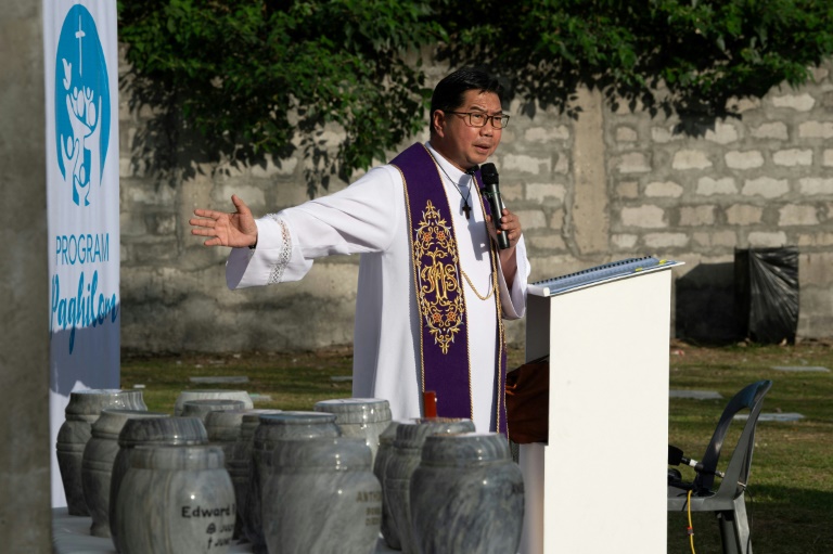 https://d.ibtimes.com/en/full/4586951/father-flaviano-villanueva-has-spent-years-assisting-families-those-killed-dutertes-drug.jpg