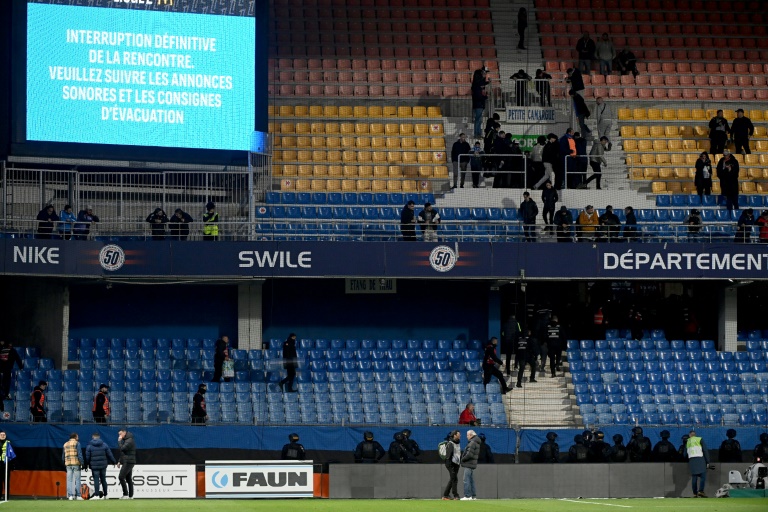 https://d.ibtimes.com/en/full/4587352/riot-police-officers-evacuate-stands-after-sundays-ligue-1-clash-between-montpellier.jpg