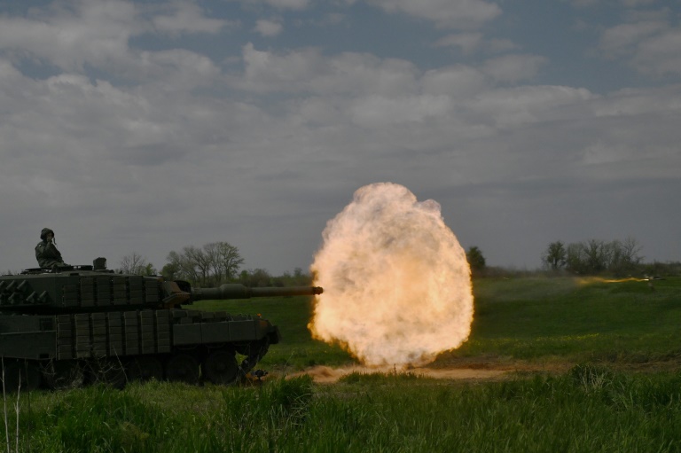 https://d.ibtimes.com/en/full/4597915/tank-crew-ukrainian-33rd-separate-mechanized-brigade-fire-round-leopard-2a4-tank-during.jpg