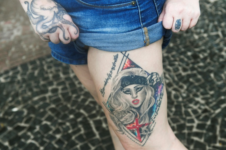 https://d.ibtimes.com/en/full/4598187/fan-shows-tattoo-us-singer-lady-gaga-rios-copacabana-beach-where-pop-star-will-stage-free.jpg