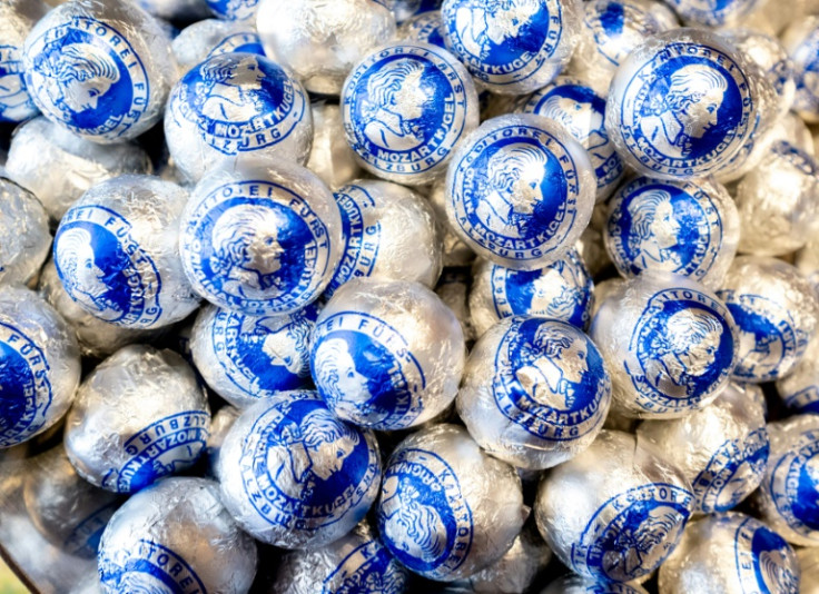 The 'Original Salzburger Mozartkugel' is wrapped in silver foil with blue print