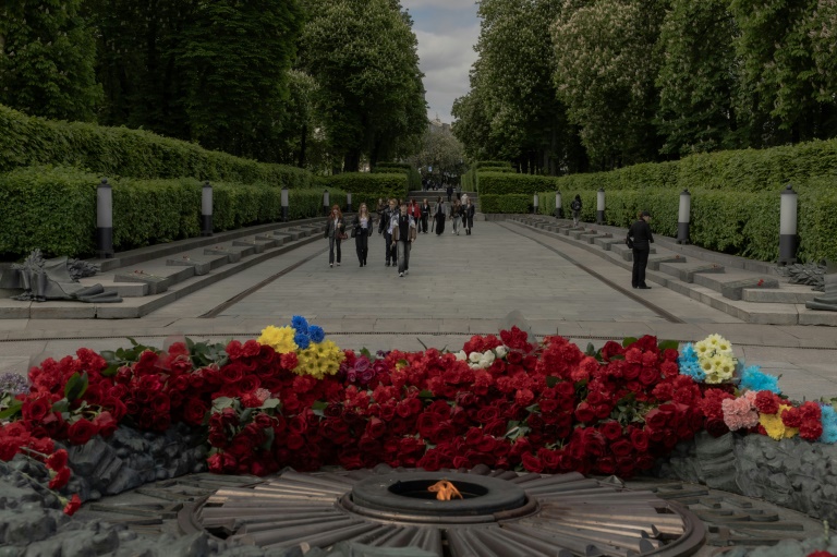 https://d.ibtimes.com/en/full/4599644/people-walk-past-tomb-unknown-soldier-world-war-ii-memorial-day-remembrance-victory-over.jpg