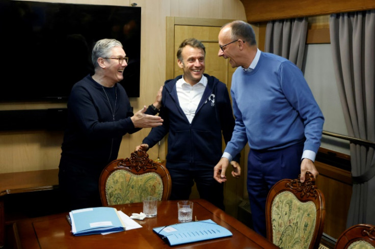 French President Emmanuel Macron (C), British Prime Minister Keir Starmer (L) and German Chancellor Friedrich Merz (R) met in a compartment on their train to Kyiv
