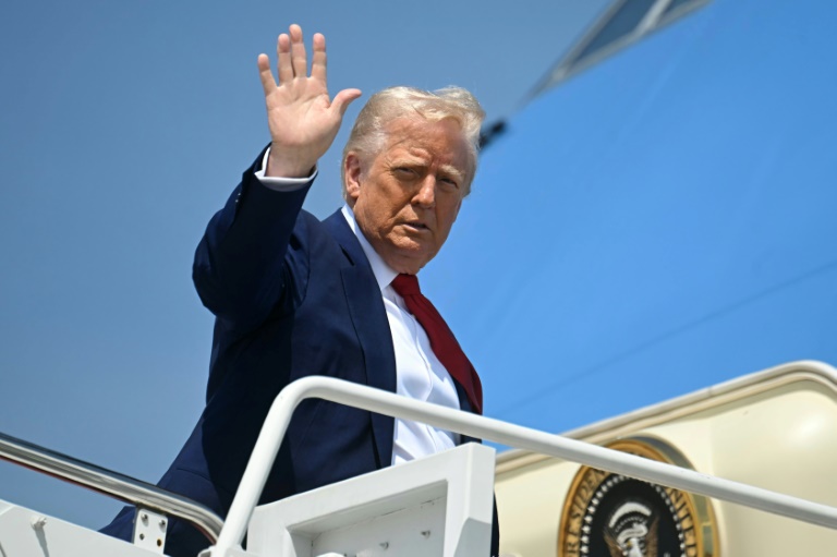 https://d.ibtimes.com/en/full/4600372/us-president-donald-trump-waves-he-boards-air-force-one-joint-base-andrews-maryland-april-29.jpg
