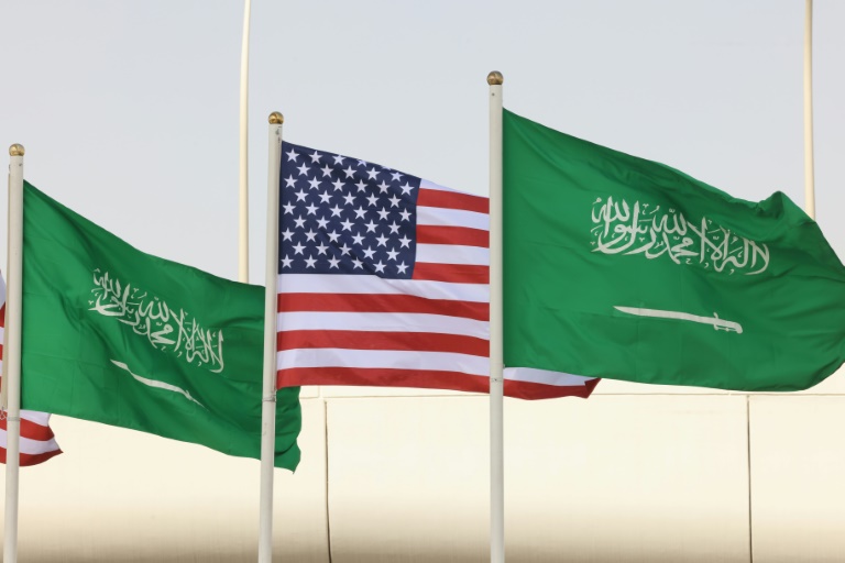 https://d.ibtimes.com/en/full/4600417/saudi-us-flags-line-main-road-saudi-capital-riyadh-ahead-president-trumps-visit.jpg