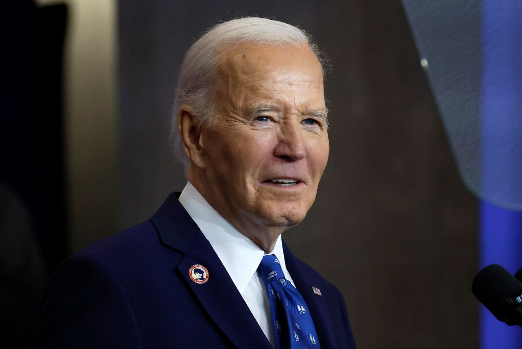 https://d.ibtimes.com/en/full/4600530/biden-signs-spending-bill.jpg