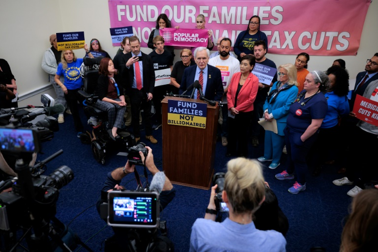 https://d.ibtimes.com/en/full/4600628/congressman-lloyd-doggett-fellow-us-democrats-address-rally-press-conference-announce-their.jpg