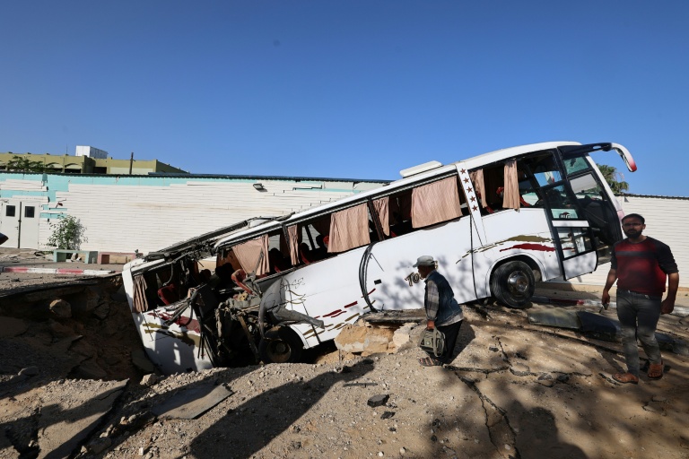 https://d.ibtimes.com/en/full/4600732/israeli-air-strike-south-gaza-city-khan-yunis-leaves-crater-that-pulls-bus.jpg