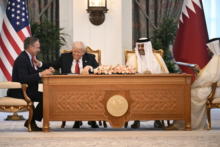 https://d.ibtimes.com/en/full/4600836/boeing-ceo-kelly-ortberg-sits-left-us-president-donald-trump-qatars-emir-sheikh-tamim-bin.jpg