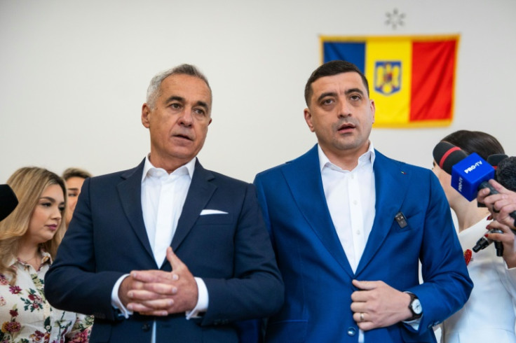 George Simion (R) got support from barred presidential candidate Calin Georgescu (L)