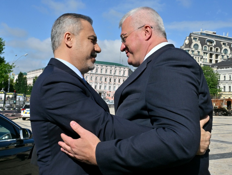 https://d.ibtimes.com/en/full/4603695/nato-member-turkey-has-become-key-mediator-war.jpg