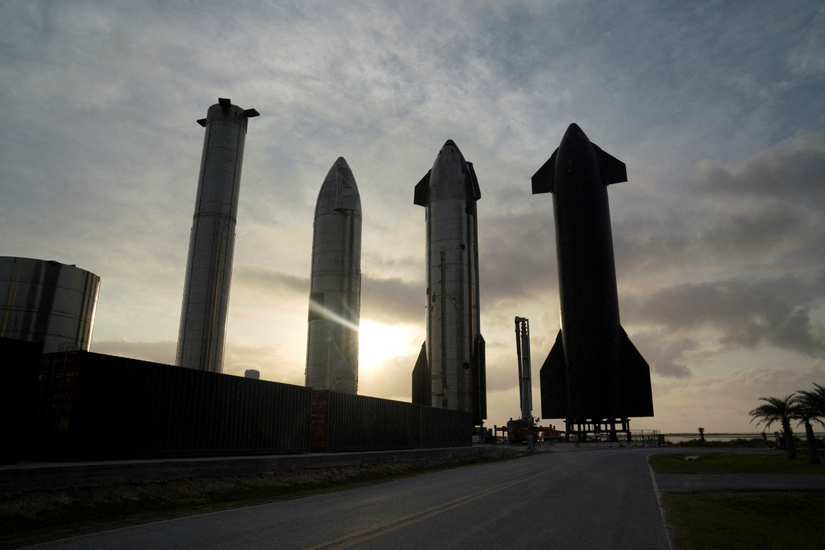 https://d.ibtimes.com/en/full/4604451/starship-prototypes-are-pictured-spacex-south-texas-launch-site-near-brownsville-texas.jpg