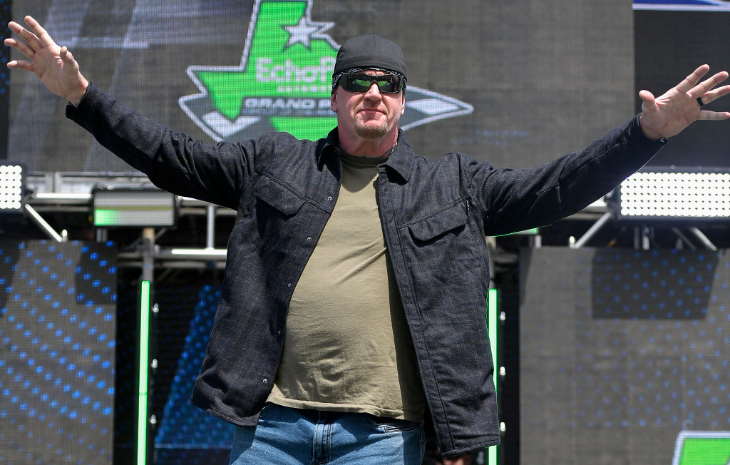 https://d.ibtimes.com/en/full/4604476/wwe-legend-undertaker-rushed-emergency-heart-surgery-right.jpg