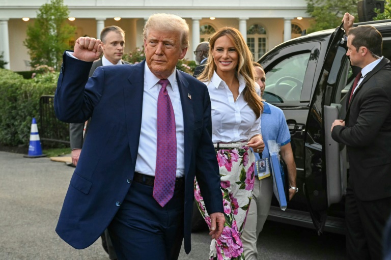https://d.ibtimes.com/en/full/4604507/us-president-donald-trump-l-raises-fist-next-us-first-lady-melania-trump-during-congressional.jpg