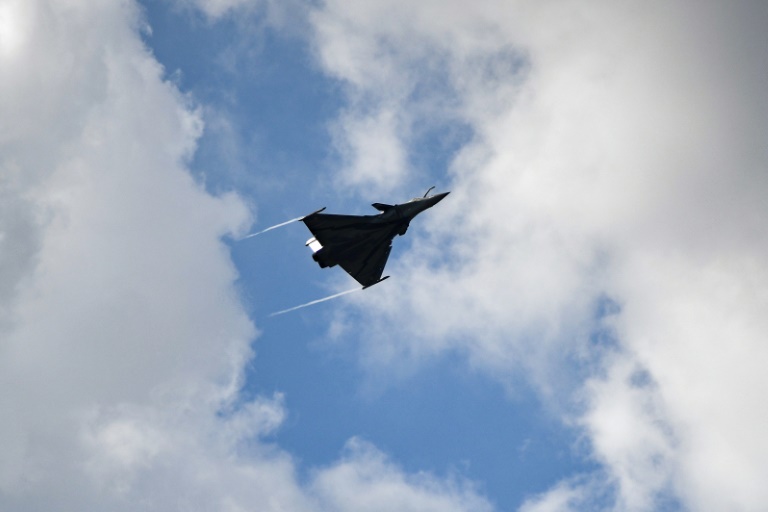 https://d.ibtimes.com/en/full/4604515/rafale-fighter-making-demonstration-flight-paris-air-show-2023.jpg